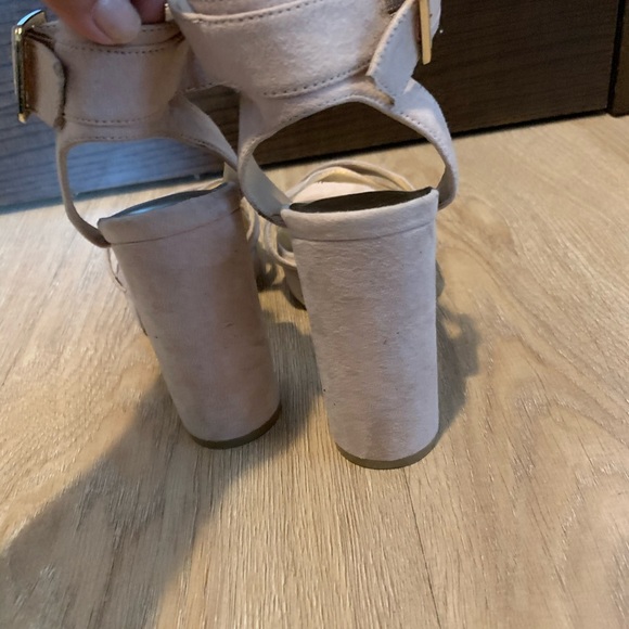 🎀 Guess block heel sandal size 6.5 nwot 🎀 - Picture 3 of 3